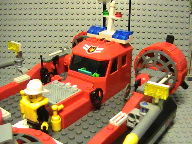 Légo city n°7944 de 2007 - L'hovercraft des pompiers