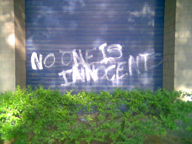Tag graffiti "no one is innocent" tour et taxi bruxelles