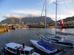 Un petit port au pied de Table Mountain