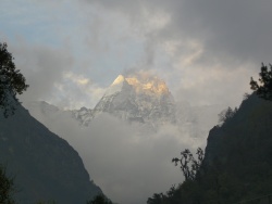 Le Kusum Kangguru (6370m) vu depuis Thado Koshigaon (2580m)