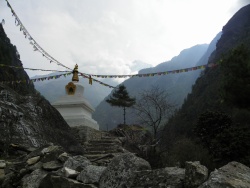 Un chorten sur le chemin vers l'entrée du Parc National de l'Everest
