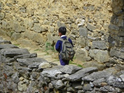 Un écolier sur le chemin de l'école - Monjo