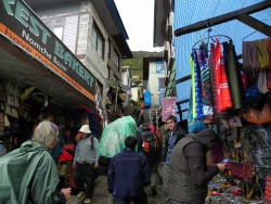 Une ruelle commerçante de Namche Bazar