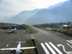 La piste d'atterrissage de l'aéroport de Lukla